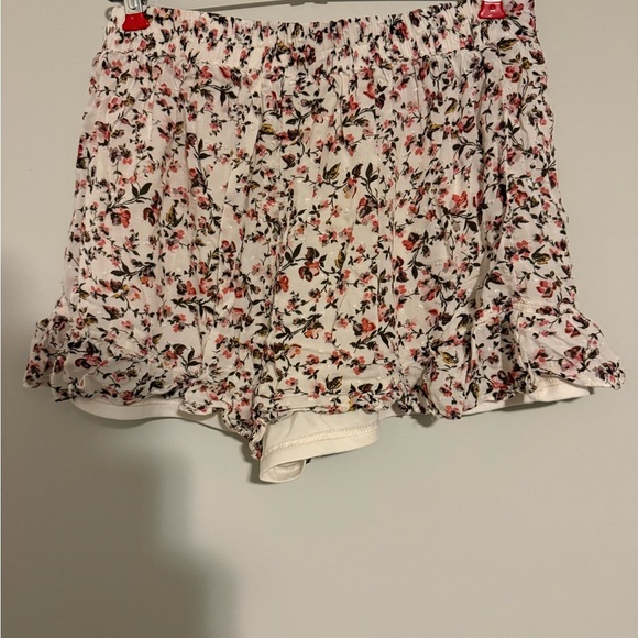 Sadie & Sage High Waist White and Red Shorts - Picture 2 of 4